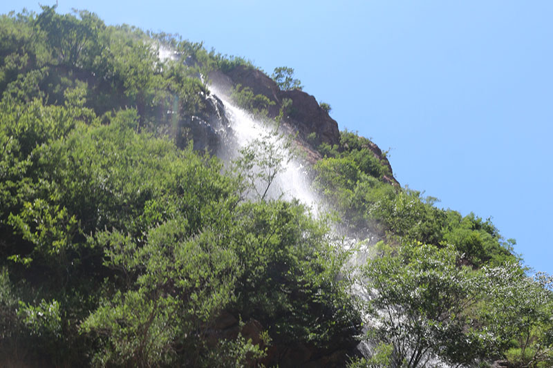 遠處山脈中飛流直下的瀑布